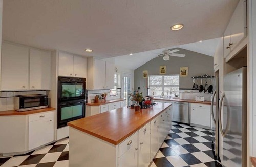 Ingram House | The River Oaks Lodge Main House, 7 BR, 7.5 BA, River Access