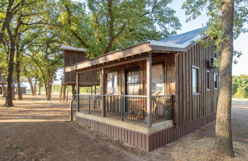 Elm Mott Ski Chalet | The Roadrunner Cabin 15MIN to Magnolia Baylor