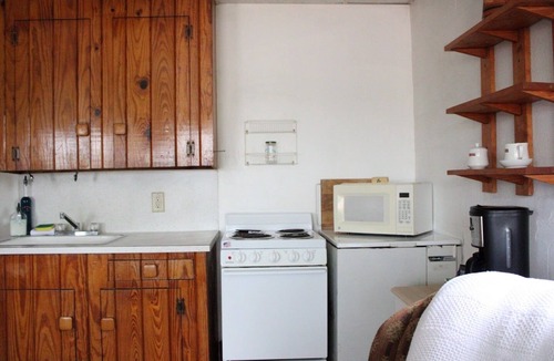 Kingsland Cabin | The Rocks: Fire Pit & Queen Beds Cozy Family Suite