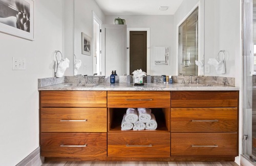 Westside Condo | The Rutledge Suite- Modern 4/3