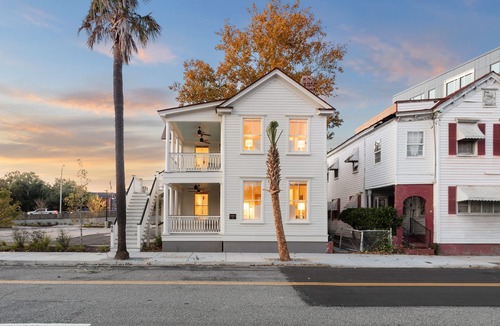 Westside Apartment | The Savannah Suite B | Downtown Dream