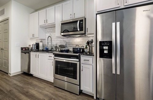 Linthicum Heights Apartment | The Savvy Traveler, Pool - Gym - Fast Internet - BWI - New Listing