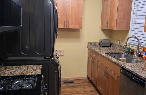 Portsmouth House | "The SmartHouse Getaway" Cozy 2-bedroom house in Portsmouth with central AC/Heat