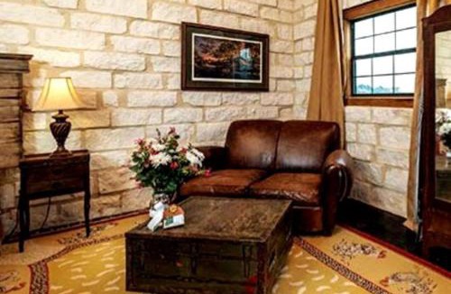 Grapetown House | The Stone Cottage for 2 TimberRose Ranch hot tub