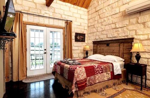 Grapetown House | The Stone Cottage for 2 TimberRose Ranch hot tub