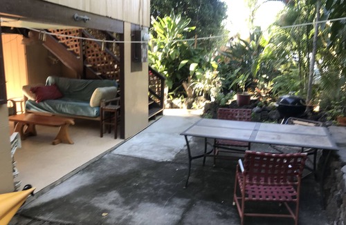 Historic Kailua Village Apartment | The Surf Hideaway is walking distance to everything Kona