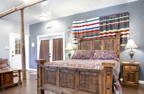 Bandera Cottage | The Trails End Retreat
