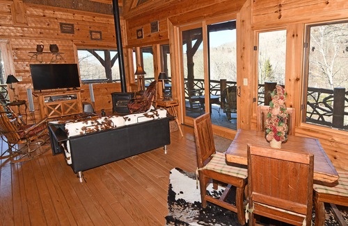 Banner Elk Cabin | The Treehouse Banner Elk-minutes from Beech & Sugar skiing!