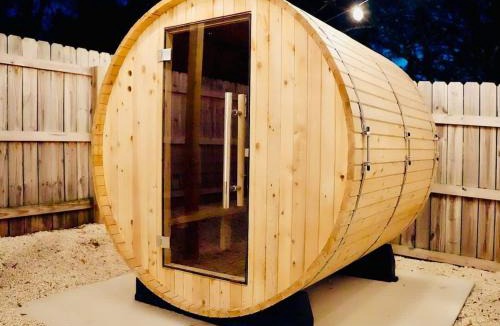 Charlotte House | The Venetian Sauna Hot tub Redlight Therapy