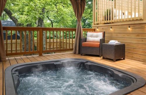 Charlotte House | The Venetian Sauna Hot tub Redlight Therapy