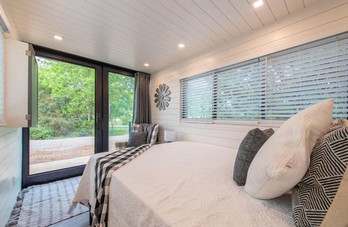 Waco Hotel | The Windmill-Tiny Container Home min to Magnolia