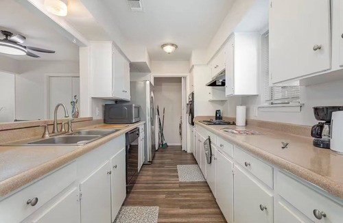 West Arlington House | The Wood & Iron/Sleeps Up to 18 Guests