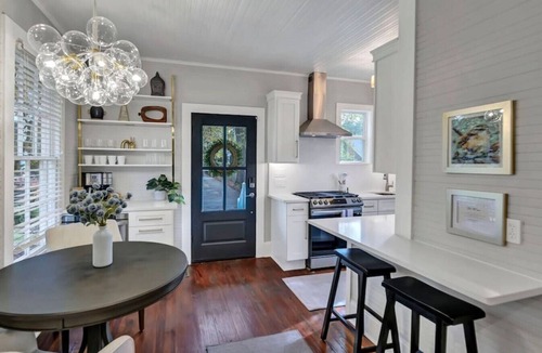 Earlewood House | The Wren`s Nest | 1BR 2BA Guesthouse