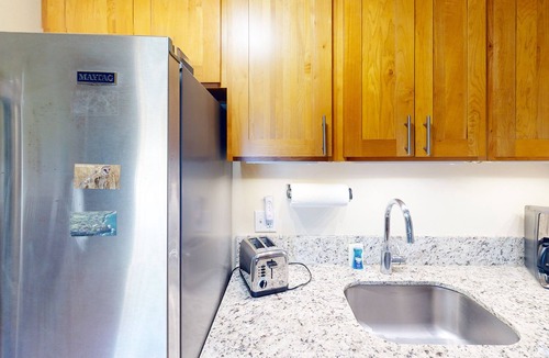 Kaunakakai House | Third-floor condo with ocean views, WiFi, pool, grills & washer/dryer