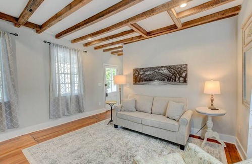Downtown Charleston Apartment | This apartment is a 3 bedroom(s), 2 bathrooms, located in Charleston, SC.
