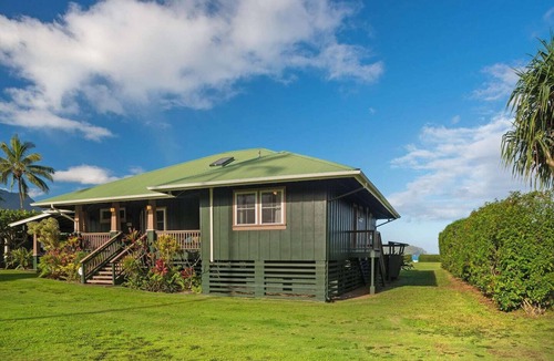Hanalei House | This beautiful beachfront Hanalei Bay home is located steps from the sand
