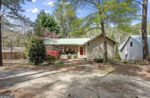 Hartwell House | This gorgeous lakefront home with beautiful seasonal views