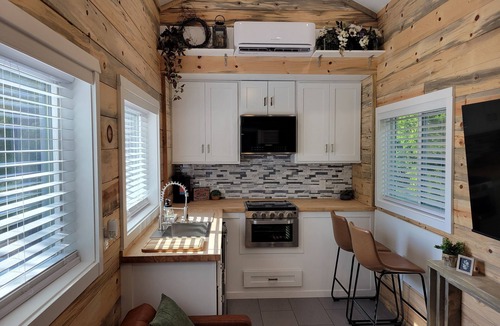 Van Alstyne Cottage | Tiny home in Van Alstyne with easy access to Hwy 75 and exceptional privacy.