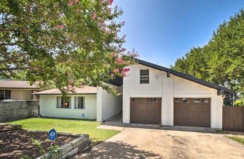 Clarksville House | Tiny Home Retreat with Patio, Walk to 6th St