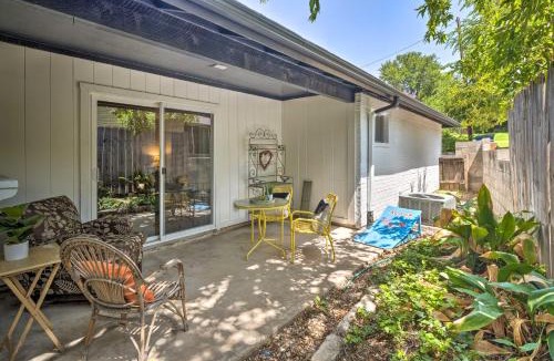 Clarksville House | Tiny Home Retreat with Patio, Walk to 6th St