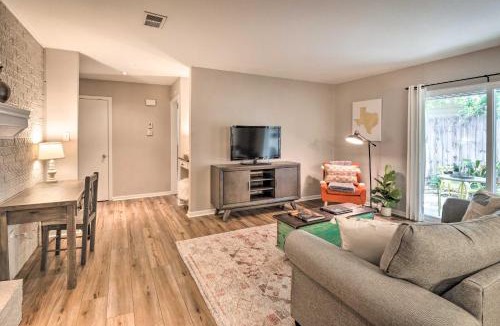 Clarksville House | Tiny Home Retreat with Patio, Walk to 6th St