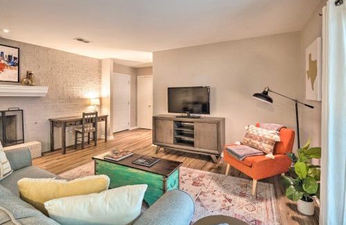 Clarksville House | Tiny Home Retreat with Patio, Walk to 6th St