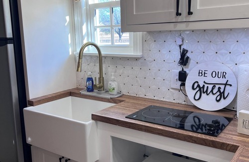 Hartwell House | Tiny Home with BIG Personality is located just 5 minutes from Lake Hartwell!