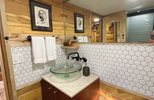 Keaau Cabin | Tiny House Tropical Rainforest Retreat w/AC