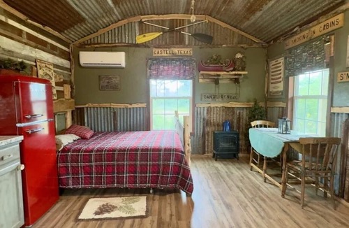 Voca Cabin | Tippy Canoe - Castell Vacation Cabin - Sleeps 4