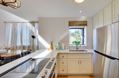 Historic Kailua Village Condo | Top-Floor Kailua Bay Resort Condo w/Ocean Views!