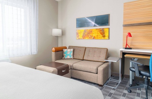 Allen Park Hotel | TownePlace Suites by Marriott Detroit Allen Park