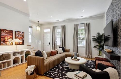 Old West Broad Neighborhood House | Townhome Combo Near Forsyth Park Parking