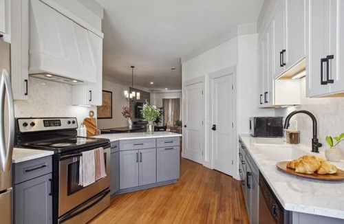 Old West Broad Neighborhood Condo | Townhomes Combo Near Forsyth Park, Parking