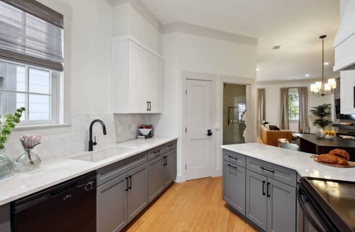 Old West Broad Neighborhood Condo | Townhomes Combo Near Forsyth Park, Parking
