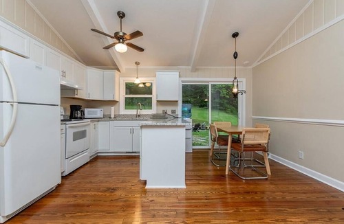 Mount Airy Cottage | Tranquil 2-bedroom cottage with AC in charming Mount Airy at Serre Vineyards
