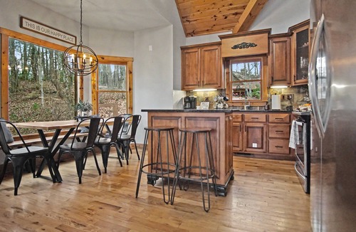 Cleveland Cabin | Tranquil cabin with mountain views, hot tub, game room, fire pit near wineries