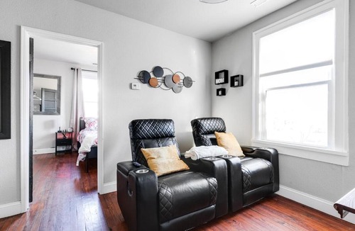 Church Hill Apartment | Tranquil Escape in Church Hill Near Libby Park