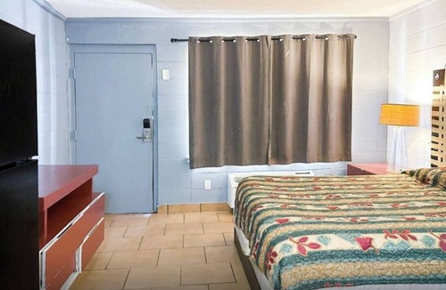 Albany Hotel | Tranquil Getaway Close to Shops, Dining & Local Attractions | 2 Rooms w/Parking