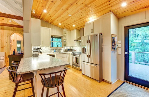 Mirror Lake House | Tranquil Highlands Cottage w/Fire Pit & Stream!