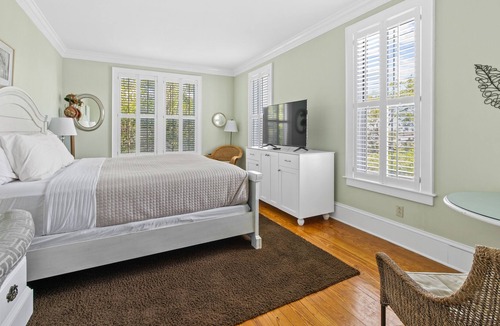 Historic Downtown Manteo Apartment | Tranquil House Inn - Downtown Waterfront Manteo - 1 Queen premium Rm 12