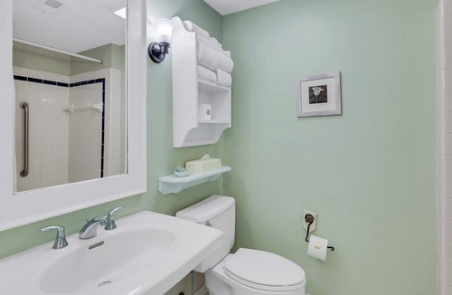 Historic Downtown Manteo Apartment | Tranquil House Inn - Downtown Waterfront Manteo - 1 Queen Suite Premium Rm 31