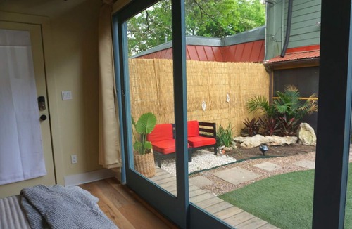 University Hills and Windsor Park House | Tranquil Zen Cove guest house w/backyard garden- 5 mi from DT!