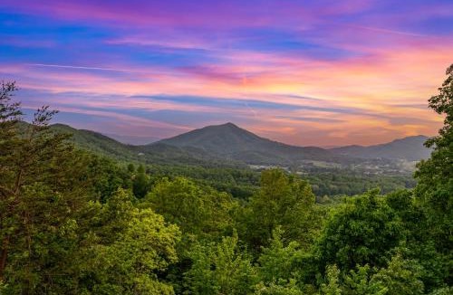 Smoky Mountains Ski Chalet | Trapper Johns Mountain Lodge 4 bed, 3 bath private location in Wears Valley with mountain views