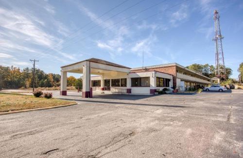 Templeton Hotel | Travelers Inn By OYO, Templeton VA