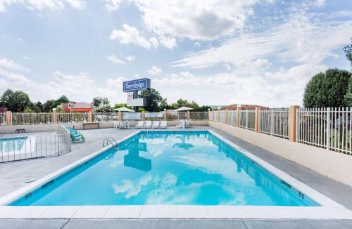 Martinsville Hotel | Travelodge by Wyndham Ridgeway Martinsville Area