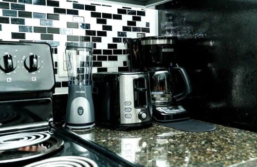 East Riverside - Oltorf Apartment | Treehouse Canopy ~ South Austin ~ Work-Pro Friendly