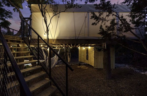 Fredericksburg Cabin | Treehouse Glamping at Pecan Haven! Private HotTub!