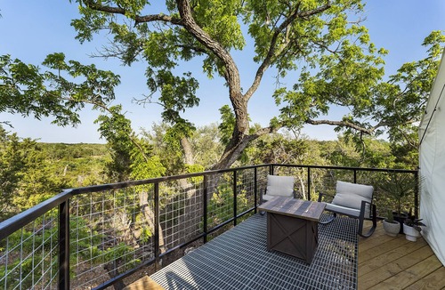 Fredericksburg Cabin | Treehouse Glamping at Pecan Haven! Private HotTub!