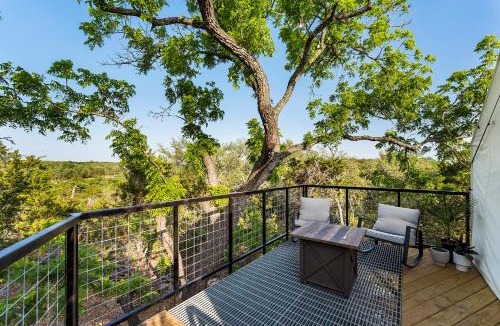 Fredericksburg House | Treehouse Glamping at Pecan Haven W Hot Tub