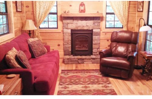 Hendersonville House | Treetops Cabin-Peaceful 1BR 20-Acre Rural Retreat-HotTub-WiFi-Near Asheville